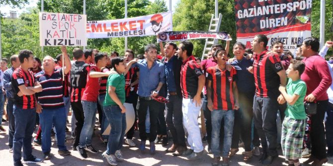 Gaziantep Taraftarından "Kızıl" Protestosu