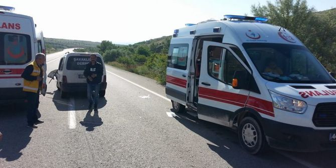 Hafif Ticari Araç Kamyona Çarptı: 2 Yaralı
