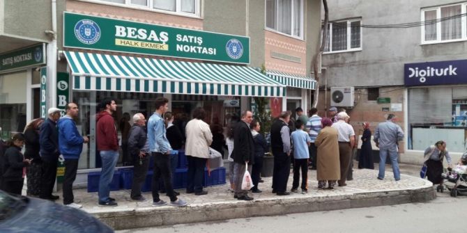 Bursa’da İftar Vaktinde Pide Kuyruğu