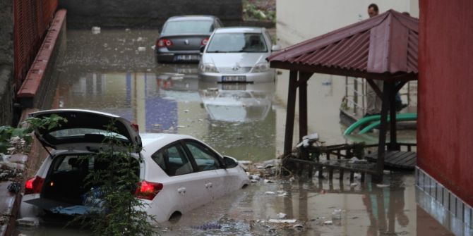 Apartman Duvarı Yıkıldı, Araçlar Sel Sularına Gömüldü