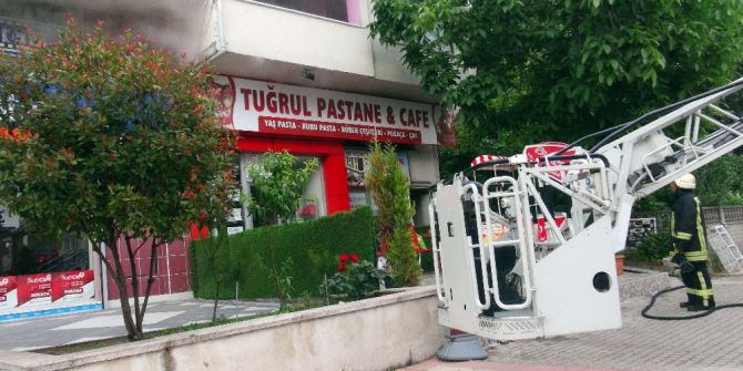 İftar Saati Çıkan Yangın Mahalleliyi Sokağa Döktü