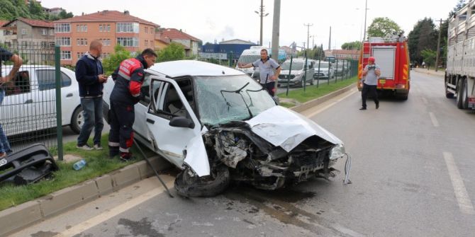 Direksiyon Hakimiyetini Kaybetti, Önce Direğe Sonra Refüje Çarptı