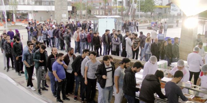 İftar Sofralarında Uzun Kuyruklar Oluştu
