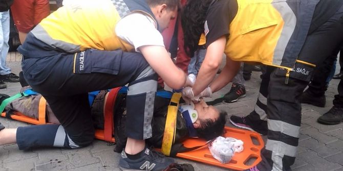 Otomobillere Çarpan Motosiklet Sürücüsü Ağır Yaralandı