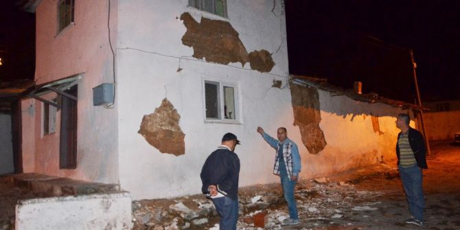 Depremde Evi Hasar Gören Vatandaşlar İçin Çadır Kuruldu