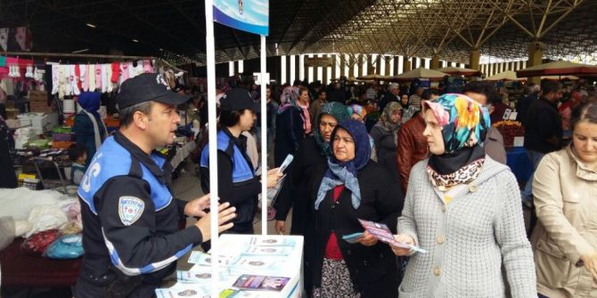 Polis Pazarda Stant Açıp, Broşür Dağıttı