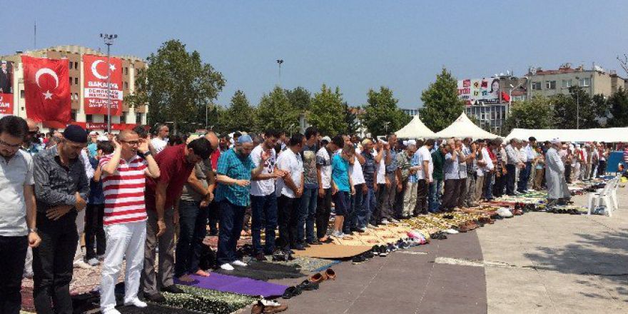 Sakaryalılar Kent Meydanında Son Cuma Namazını Kıldı