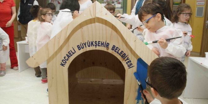 Miniklerden Sokak Hayvanlarına Kulübe