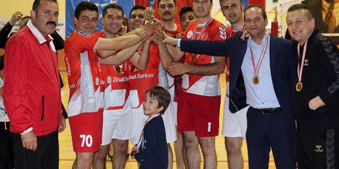 Karaman’da Düzenlenen Kurumlar Arası Voleybol Turnuvası Sona Erdi