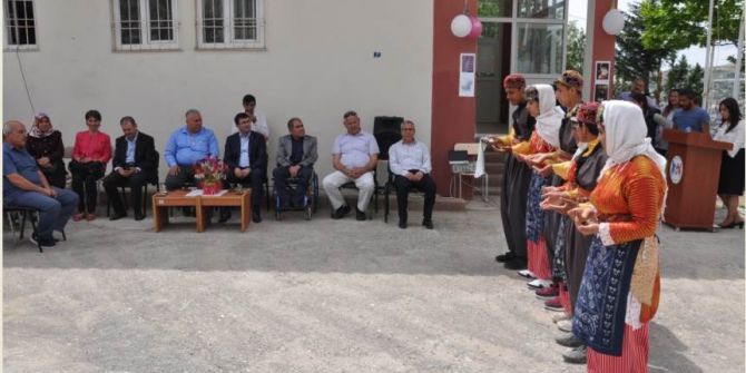 Besni’de Ortaokul Öğrencilerinin Mezuniyet Töreni