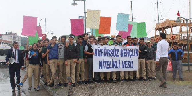 Ayvalık’ta Öğrenciler ‘Küfre Hayır’ Dedi