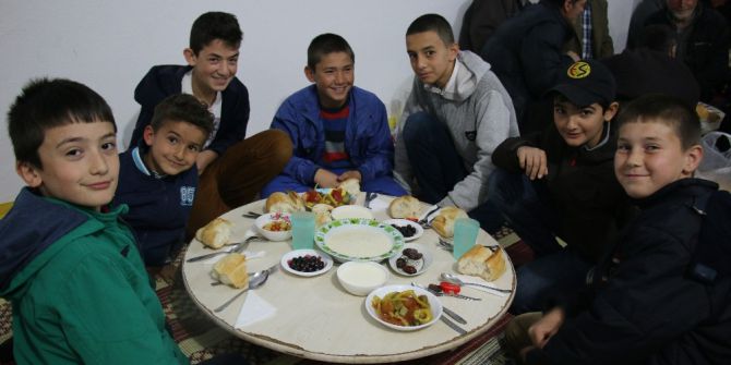 Geçmişten Geleceğe Aynı Sofrada İftar Yapıyorlar