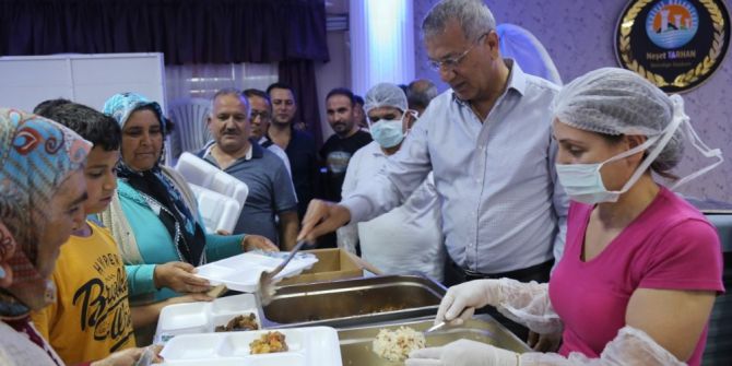 Başkan Tarhan Ramazan Ayının İlk İftarında Vatandaşlarla Buluştu