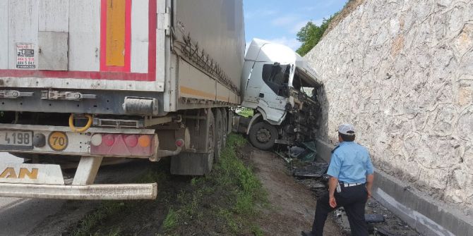 Samsun’da Tır Duvara Çarptı: 1 Yaralı