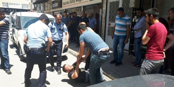 Polise Bıçaklı Saldırı: 2 Yaralı