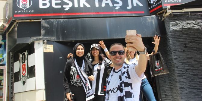 3. Yıldız Öncesi Beşiktaş Taraftarı 2 Yıldızlı Formalara Akın Etti