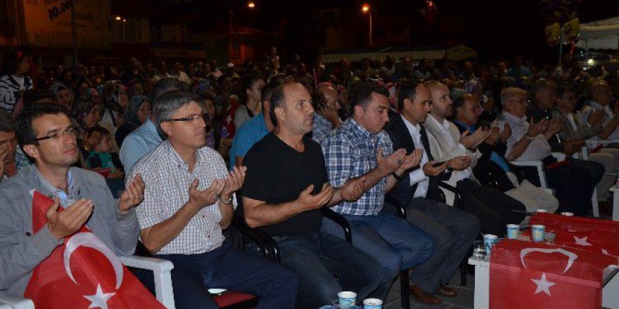 Bozüyük Demokrasi Nöbeti’nin 21. Gününde İlahiler Okundu, Şehitlerimiz İçin Dualar Edildi