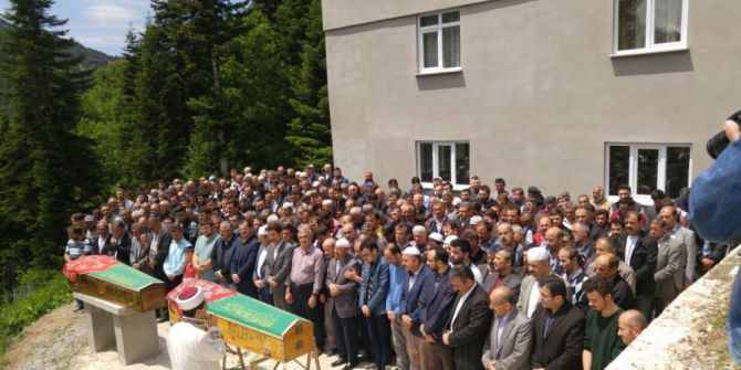 Kazada Hayatlarını Kaybeden Kuzenler Yan Yana Toprağa Verildi