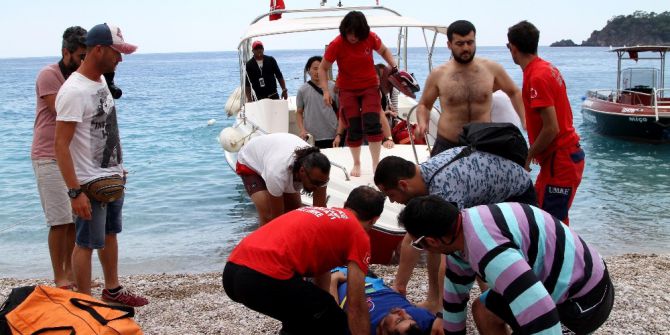 Kayalıklara Düşen Tatilciyi Umke Kurtardı