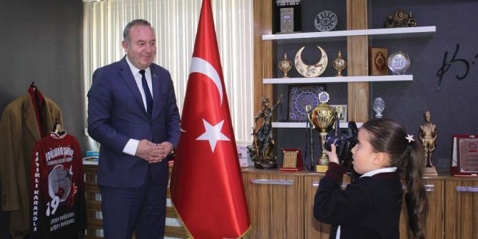 Fotoğraf Tutukunu Yaren Başkan Şahiner’in Fotoğraflarını Çekti