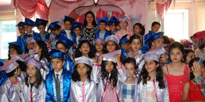 Minik Öğrencilerden Mezuniyet Coşkusu