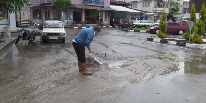 Selendi’de Aşırı Yağış Sel Getirdi