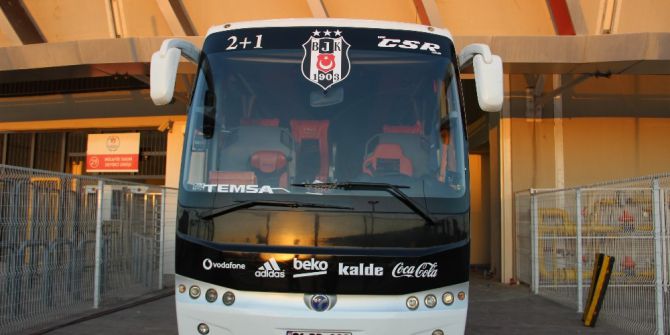 Beşiktaş’ın 3 Yıldızlı Takım Otobüsü Maç Sonunu Bekliyor