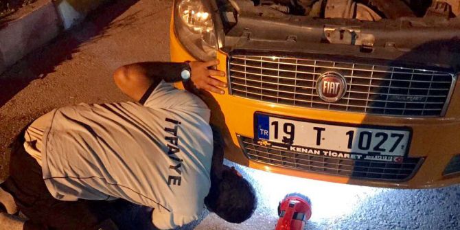 Aracın Motor Kısmına Giren Kediyi İtfaiye Çıkardı