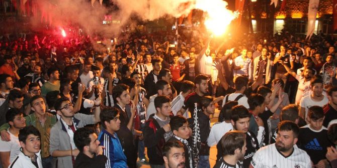 Beşiktaşlı Taraftarlar Şampiyonluğu Doyasıya Kutladı