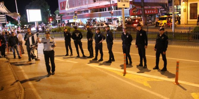 Beşiktaşlılar Şampiyonluğu Çevik Kuvvetle Kutladı