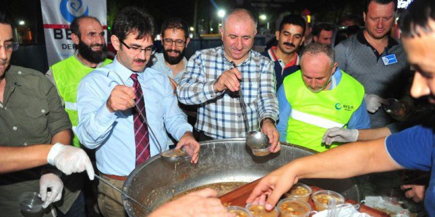 Demokrasi Nöbetinde Aşure İkramı