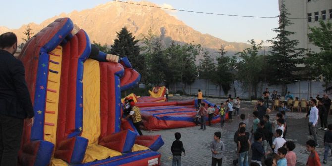 Hakkarili Çocuklar Şişme Oyun Parkını Devirdi