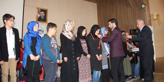 Siyer-i Nebi Yarışmasında Dereceye Giren Öğrenciler Altın İle Ödüllendirildi