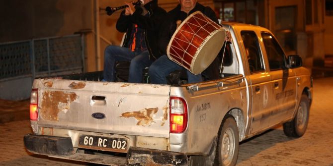 Kamyonetin Üzerinde Vatandaşları Sahura Uyandırıyorlar