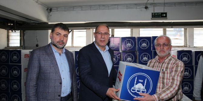 Adapazarı Belediyesi Personeline Erzak Dağıttı