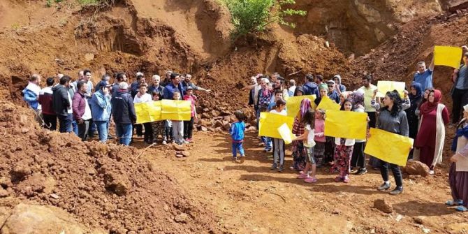 Vatandaşlar Maden Ocağı Önünde Eylem Yaptı