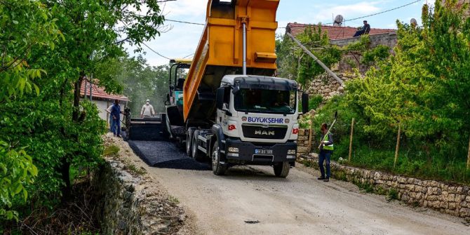 Büyükşehir, Girmana’da Asfaltlama Çalışması Yaptı