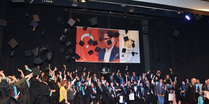 Mezuniyet Töreninde Emektar Öğretim Üyeleri De Unutulmadı