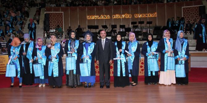 Neü İlahiyat Fakültesi Mezun Öğrencilerini Törenle Uğurladı