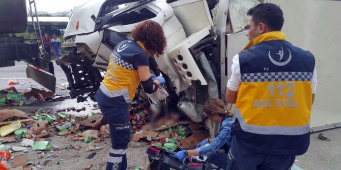 Tanker Ve Kamyon Kafa Kafaya Çarpıştı: 1 Ölü, 2 Yaralı