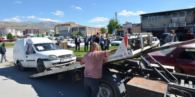 Yeşilyurt Belediyesi Görüntü Kirliliği Oluşturan Hurda Araçları Kaldırıyor