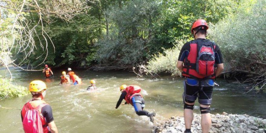 Azgın Sularla Boğuşup Kocasu Vadisi’ni Yüzerek Geçtiler