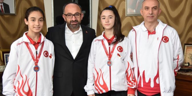 Başkan Üzülmez, Balkan Karate Şampiyonası’ndan Madalya İle Dönen Çocukları Ağırladı