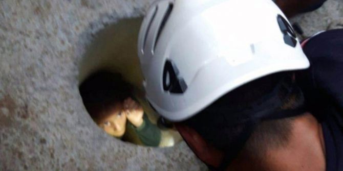 Suriyeli Kız Elektrik Direği İçin Açılan Deliğe Sıkıştı