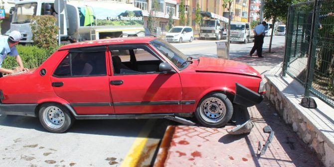 Niğde’de Otomobil Kaldırımdaki Yayalara Çarptı: 2 Yaralı