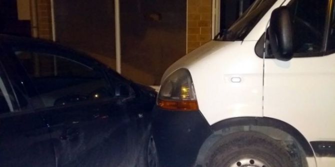 Direksiyon Hakimiyetini Kaybetti, İş Yerinin Vitrinine Ve Otomobile Çarparak Durabildi