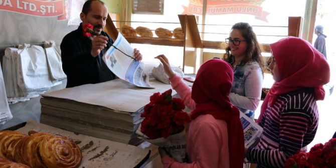 Yozgat’ta Öğrenciler Okul Gazetelerini Esnafa Dağıttı