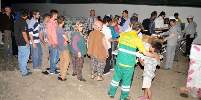Akdeniz Belediyesi İki Mahalleye İftar Çadırı Kurdu
