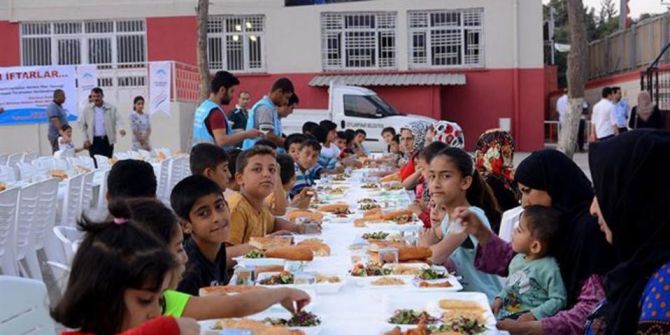 Mahallelerde İftar Sofrası Geleneğine Devam Ediliyor
