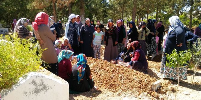 Gaziantep’te Cinnet Kurbanı Anne Ve 2 Kızı Yan Yana Defnedildi